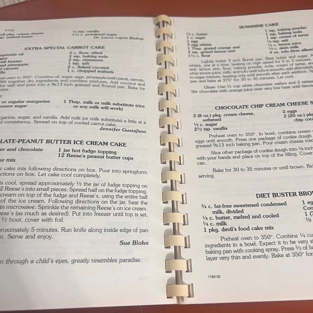 Our Best Recipes MOMS Club of Wilsonville Oregon Community Cookbook Plastic Comb